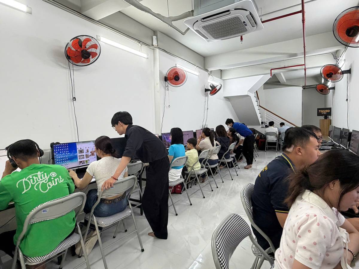 Giảng Viên Hỗ Trợ Học Viên Thực Hành Bên Dãy Máy Tính