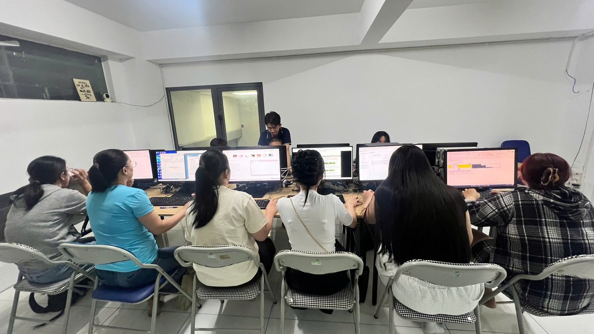 Học Viên Thực Hành Tài Liệu Và Trình Chiếu Tại Phòng Máy