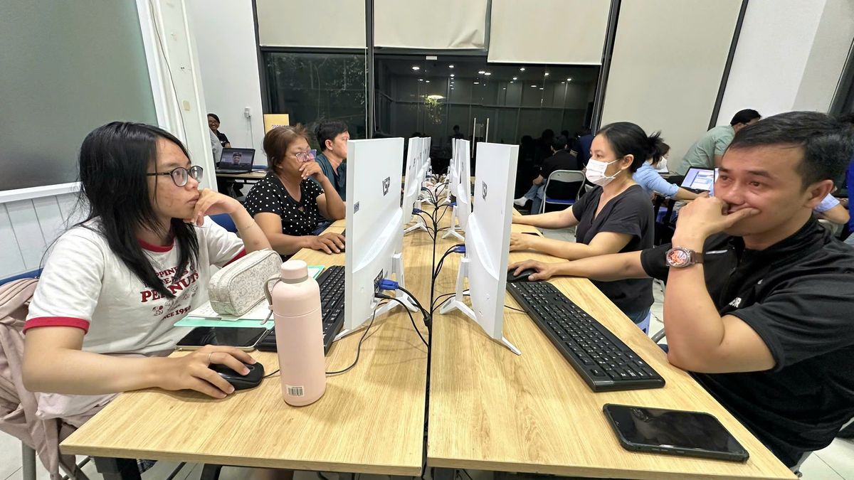 Học Viên Trao đổi Trong Phòng Thực Hành Máy Tính