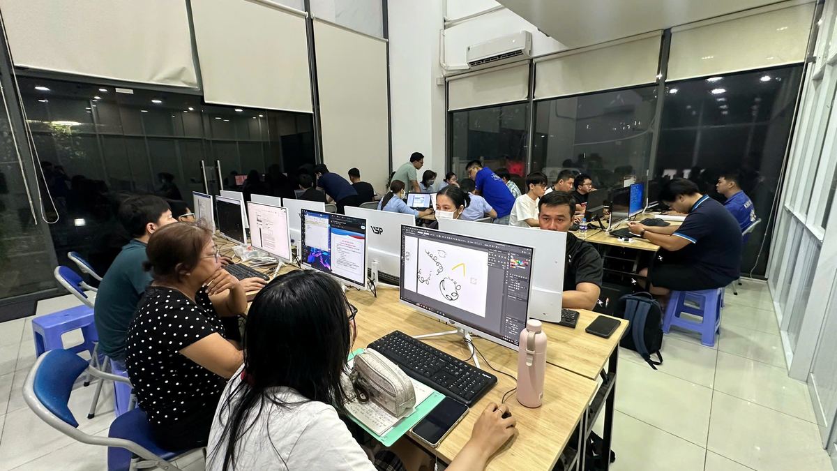 Học Viên Thực Hành Trên Máy Tính Trong Lớp Học Buổi Tối