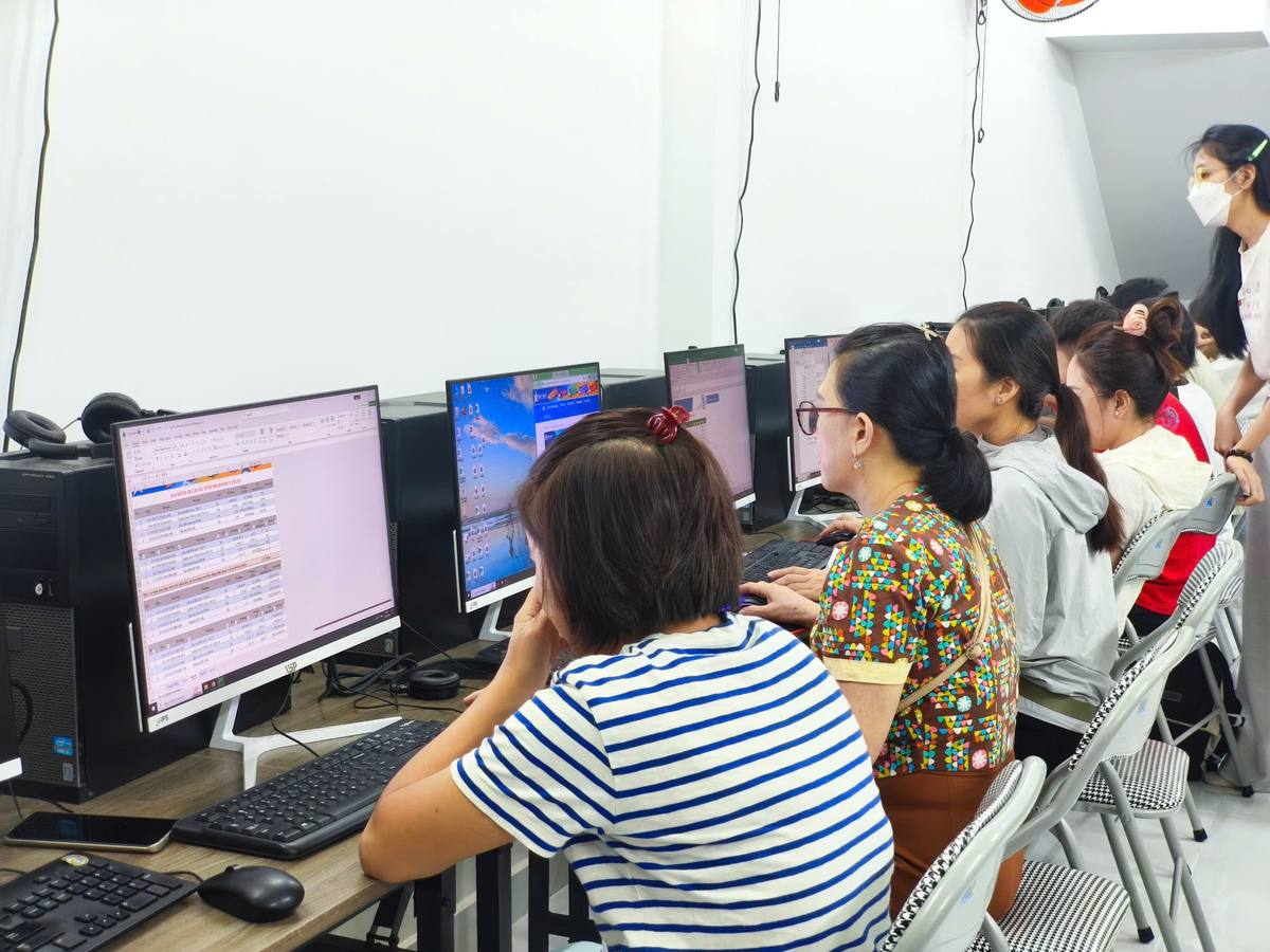 Học Viên Thực Hành Bảng Tính Trong Phòng Máy