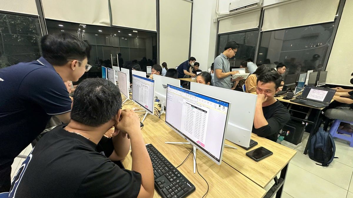 Học Viên Trao đổi Với Người Hướng Dẫn Trong Phòng Máy