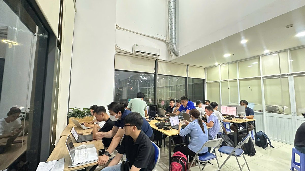 Học Viên Thực Hành Trên Laptop Trong Lớp Học Buổi Tối