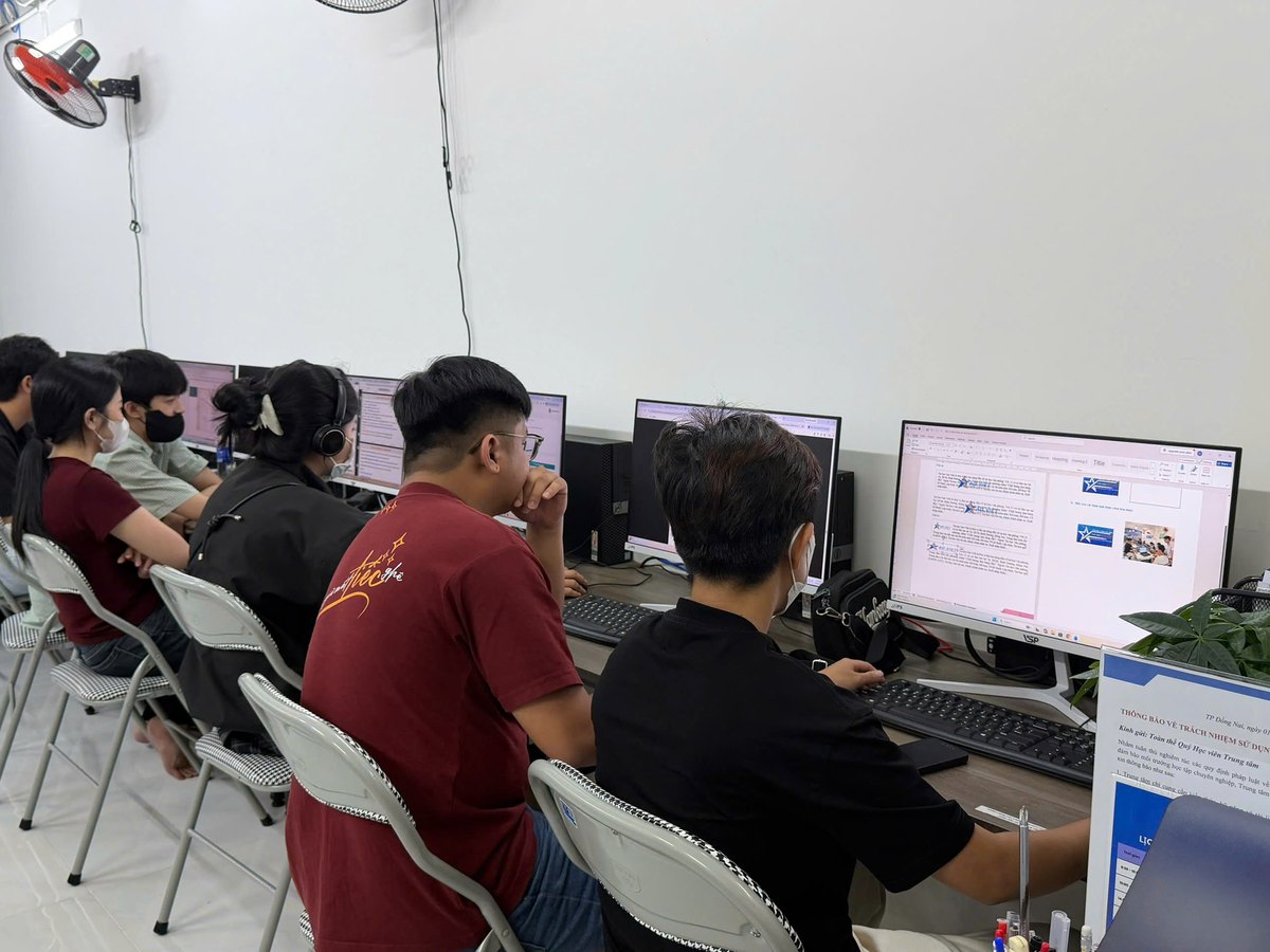 Học Viên Làm Việc Với Tài Liệu Trên Máy Tính Tại Lớp Học