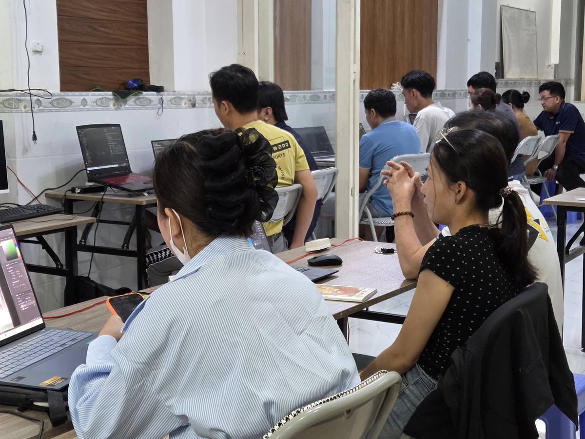 Học Viên Làm Bài Thực Hành Trên Máy Tính Trong Lớp