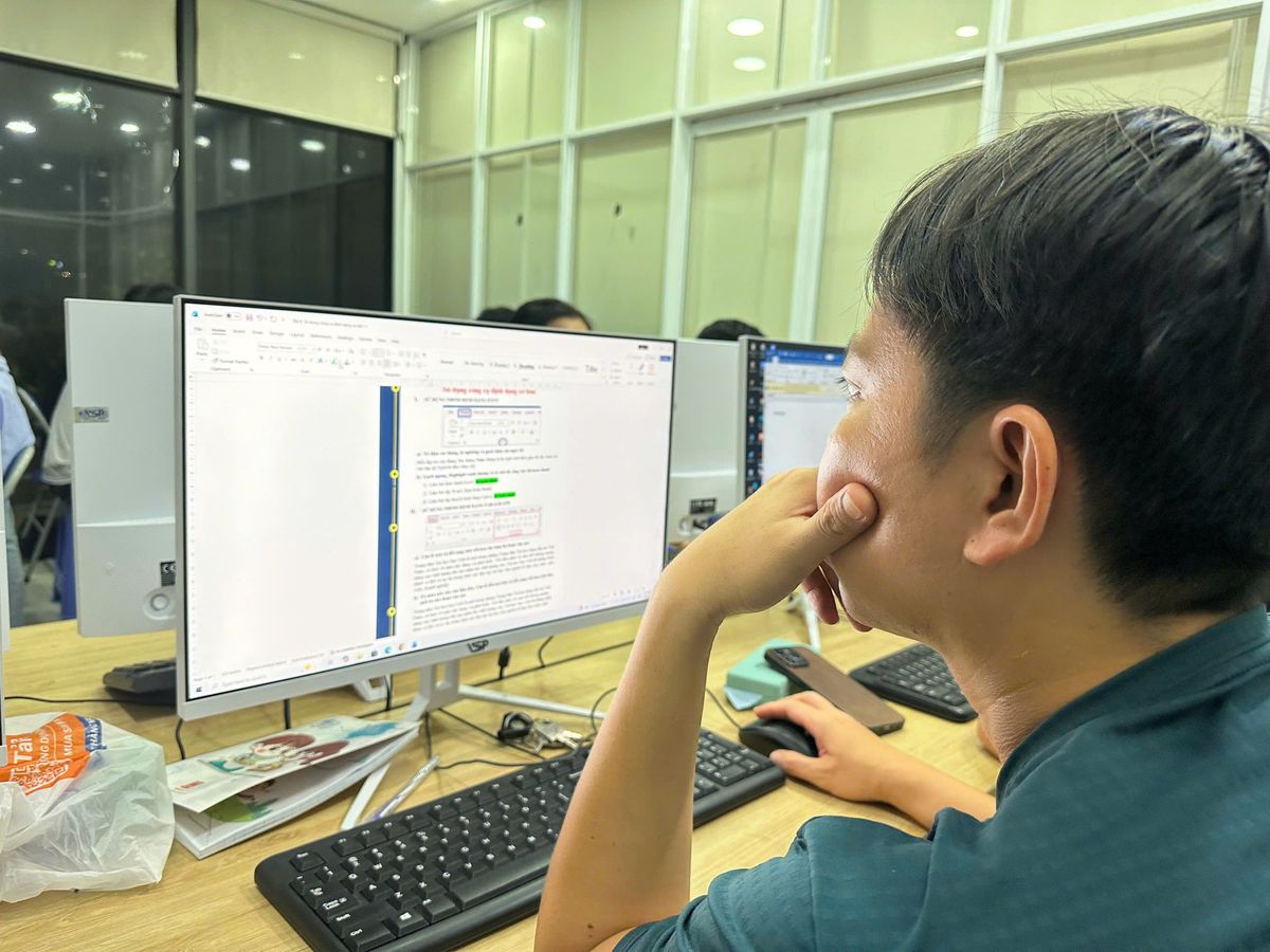 Học Viên đọc Tài Liệu Trên Màn Hình Máy Tính
