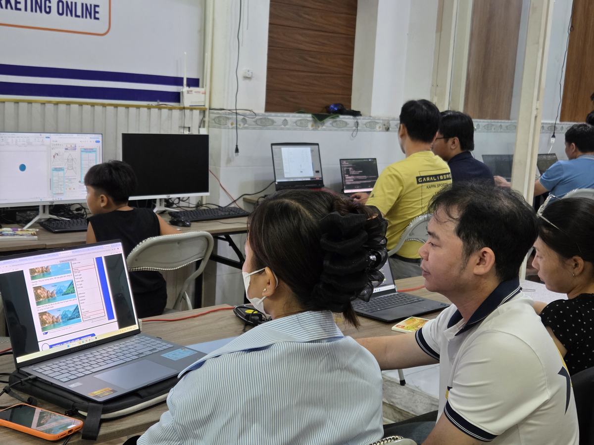 Giảng Viên Hỗ Trợ Học Viên Thao Tác Trên Máy Tính