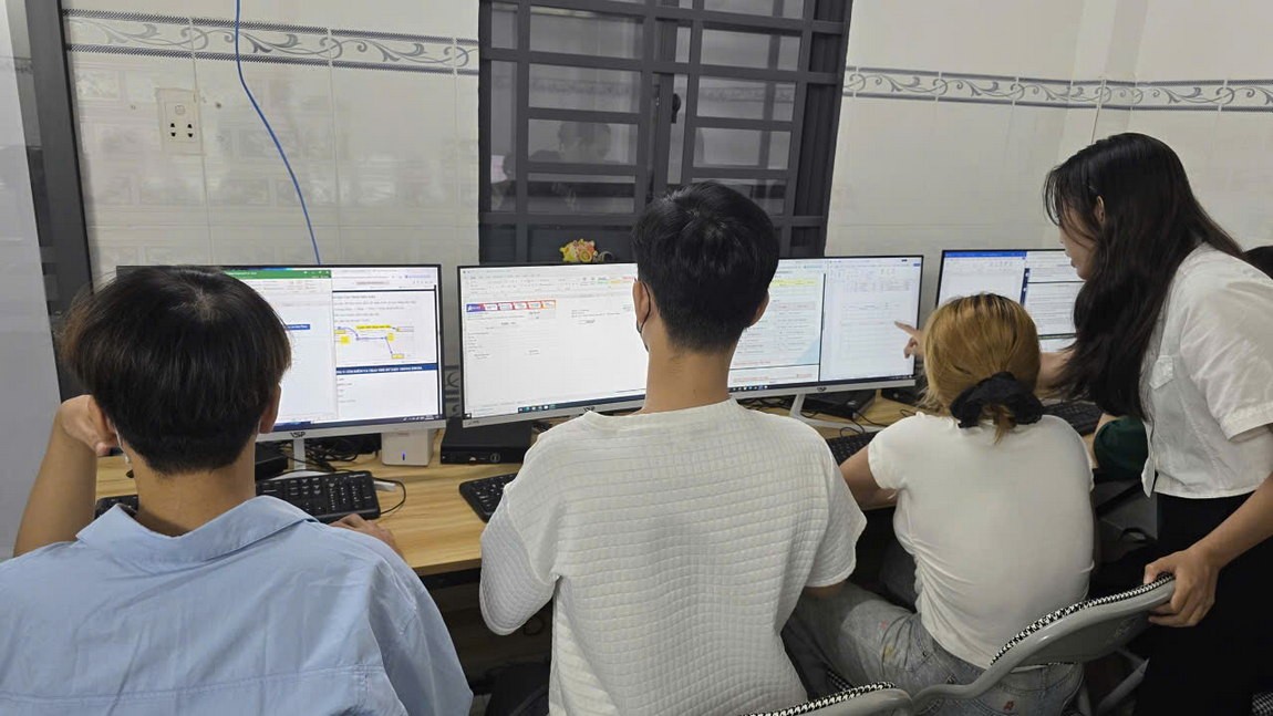 Người Hướng Dẫn Hỗ Trợ Học Viên Thao Tác Bên Dãy Máy Tính