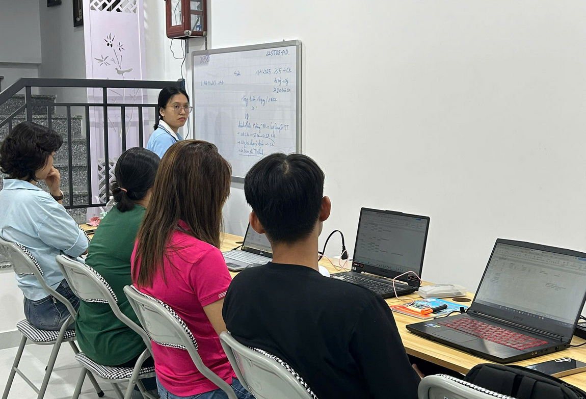 Học Viên Sử Dụng Laptop Và Theo Dõi Phần Hướng Dẫn Trên Bảng