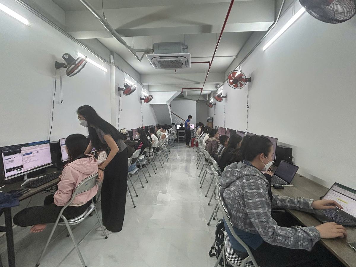 Học Viên Thực Hành Trong Phòng Máy Với Hai Dãy Bàn